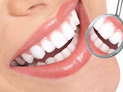 门牙缺失用什么烤瓷牙？